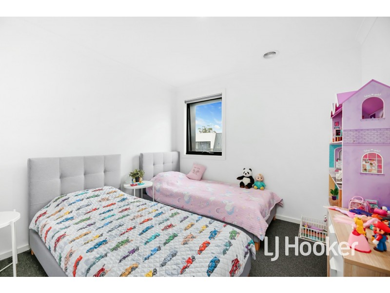 3 Valrena Way, Pakenham VIC 3810