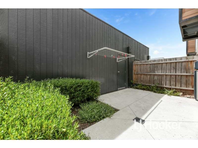 3 Valrena Way, Pakenham VIC 3810