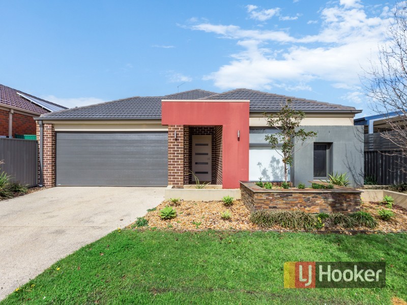 4 Lawrence Close, Pakenham VIC 3810