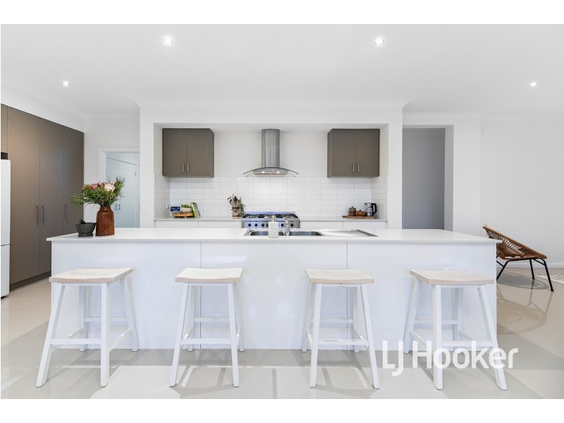 27 Landy Circuit, Pakenham VIC 3810