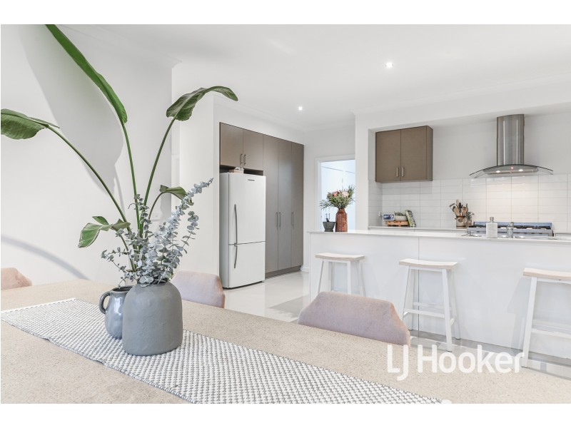 27 Landy Circuit, Pakenham VIC 3810