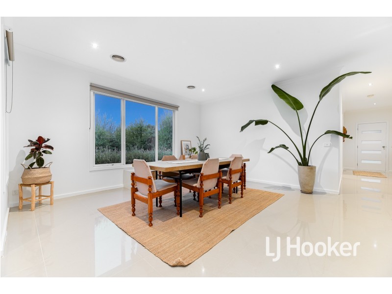 27 Landy Circuit, Pakenham VIC 3810