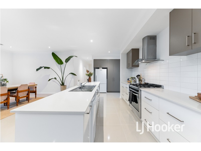 27 Landy Circuit, Pakenham VIC 3810