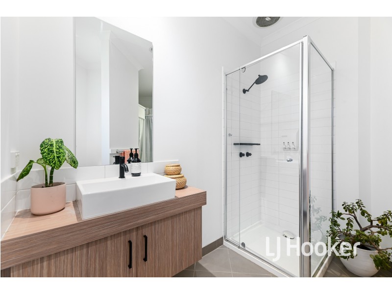 27 Landy Circuit, Pakenham VIC 3810