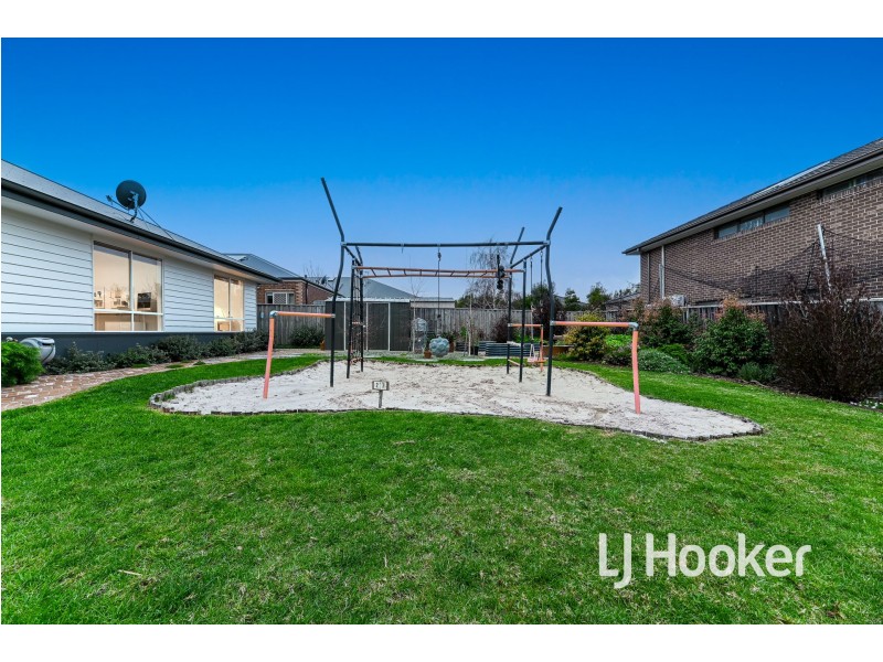 27 Landy Circuit, Pakenham VIC 3810