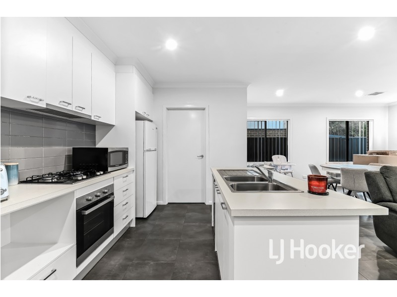 13/23 Atlantic Drive, Pakenham VIC 3810