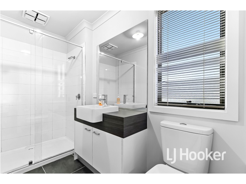 13/23 Atlantic Drive, Pakenham VIC 3810