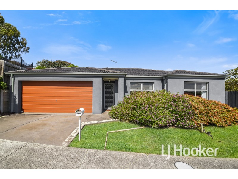 6 McClenaghan Place, Pakenham VIC 3810