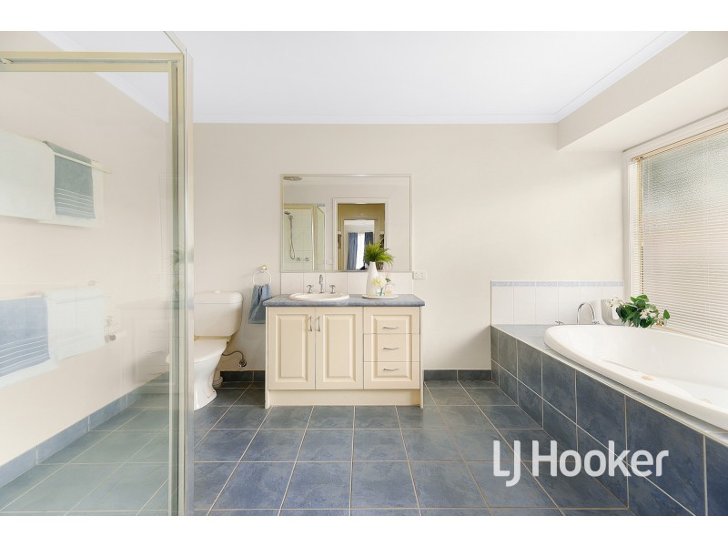 89 Oaklands Way, Pakenham VIC 3810