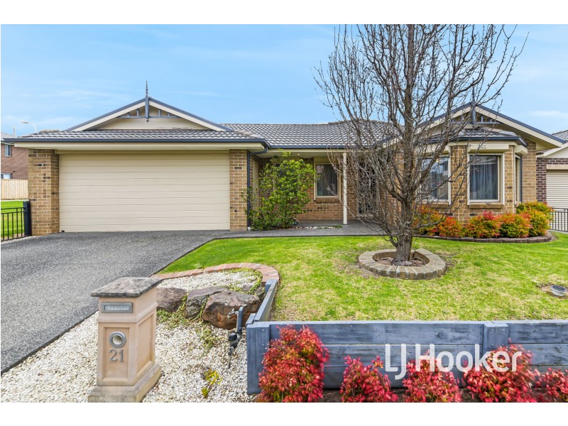 21 Carey Crescent, Pakenham VIC 3810