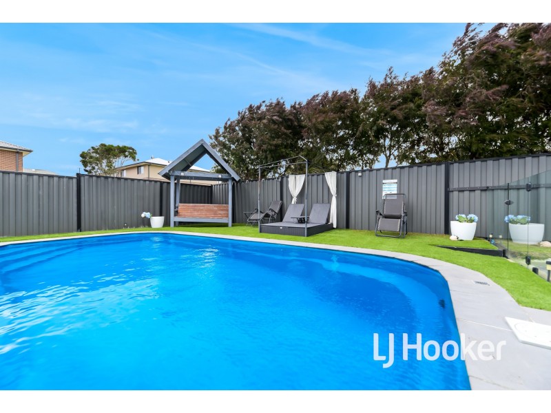 21 Carey Crescent, Pakenham VIC 3810