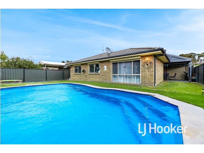 21 Carey Crescent, Pakenham VIC 3810