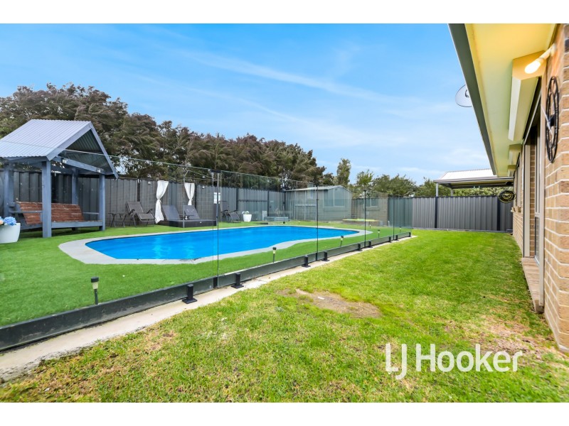 21 Carey Crescent, Pakenham VIC 3810