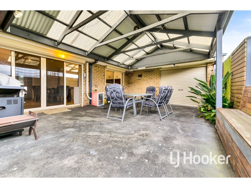 21 Carey Crescent, Pakenham VIC 3810