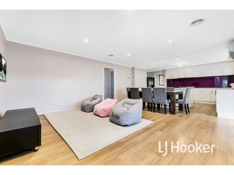 21 Carey Crescent, Pakenham VIC 3810