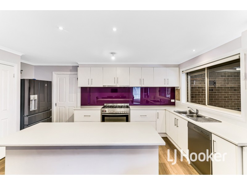 21 Carey Crescent, Pakenham VIC 3810