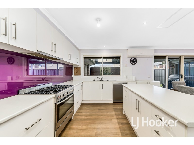 21 Carey Crescent, Pakenham VIC 3810