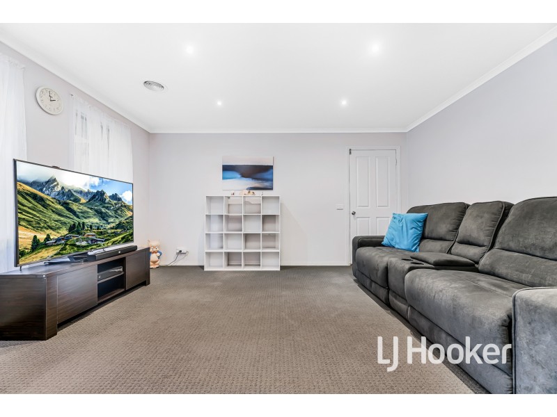 21 Carey Crescent, Pakenham VIC 3810