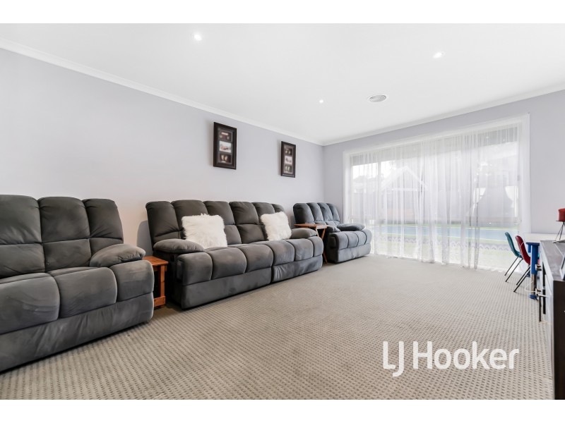 21 Carey Crescent, Pakenham VIC 3810