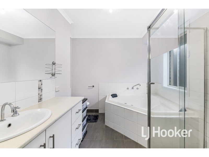 21 Carey Crescent, Pakenham VIC 3810