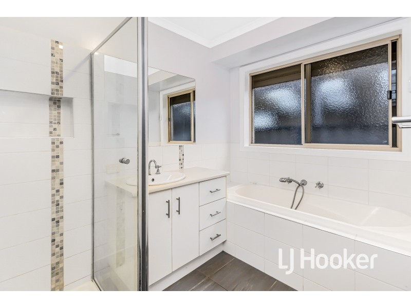 21 Carey Crescent, Pakenham VIC 3810