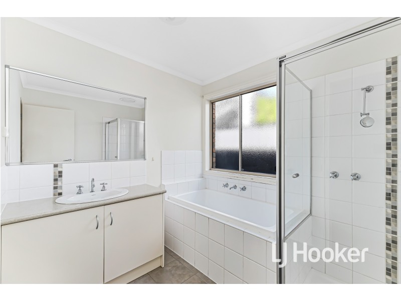 12 Caspian Chase, Pakenham VIC 3810