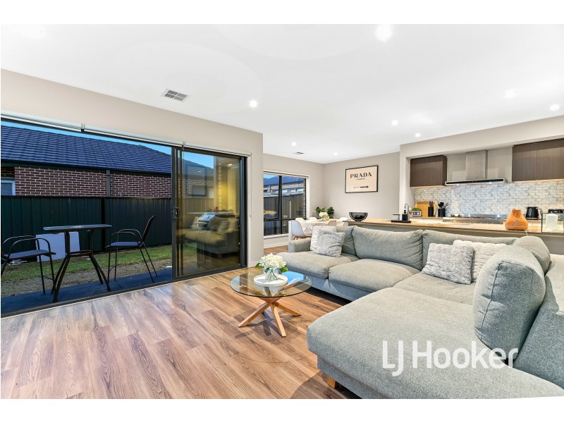 49 Glenrose Boulevard, Clyde North VIC 3978