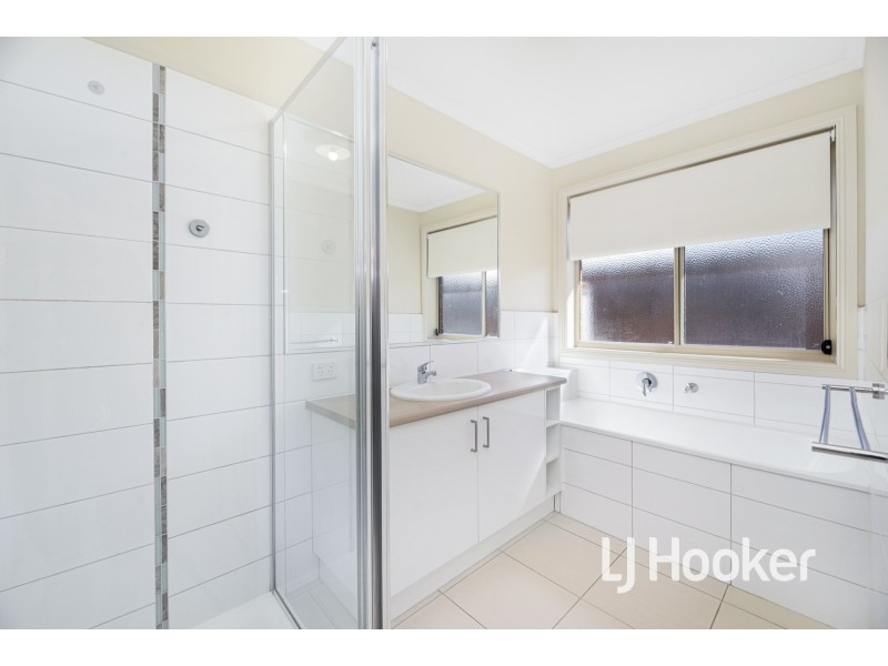 17 Tribuzi Close, Pakenham VIC 3810