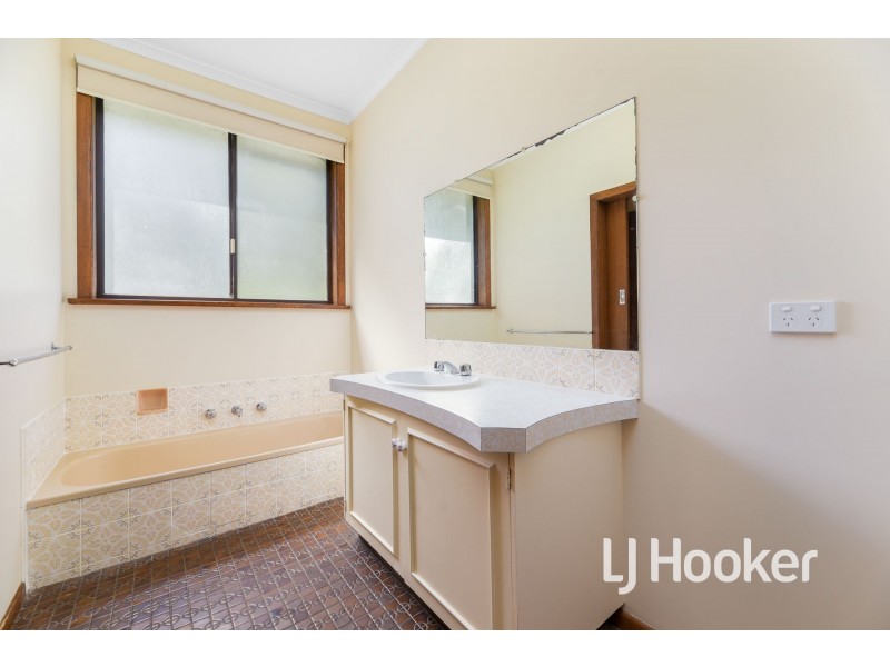 96 Railway Avenue, Garfield VIC 3814