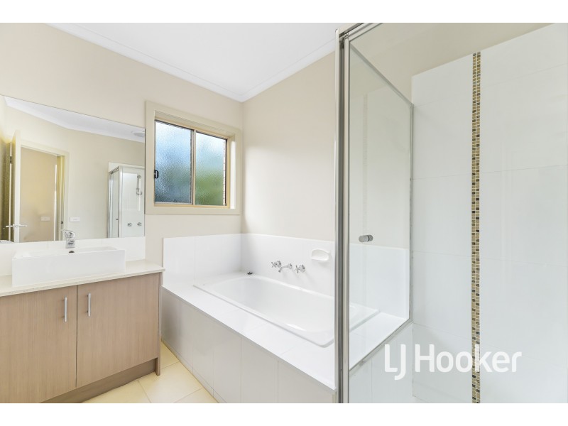 1 Azure Court, Pakenham VIC 3810