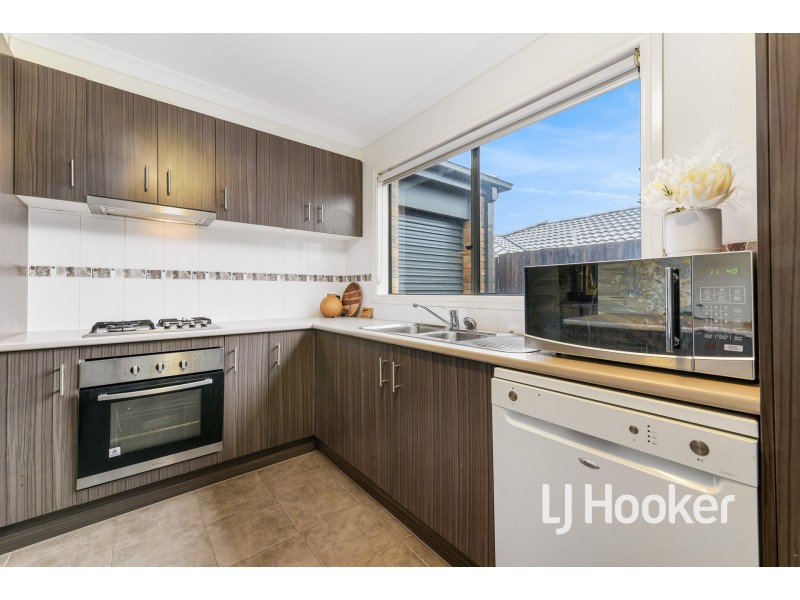 14 McClenaghan Place, Pakenham VIC 3810