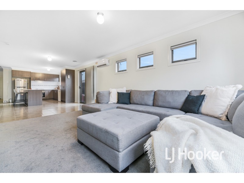14 McClenaghan Place, Pakenham VIC 3810