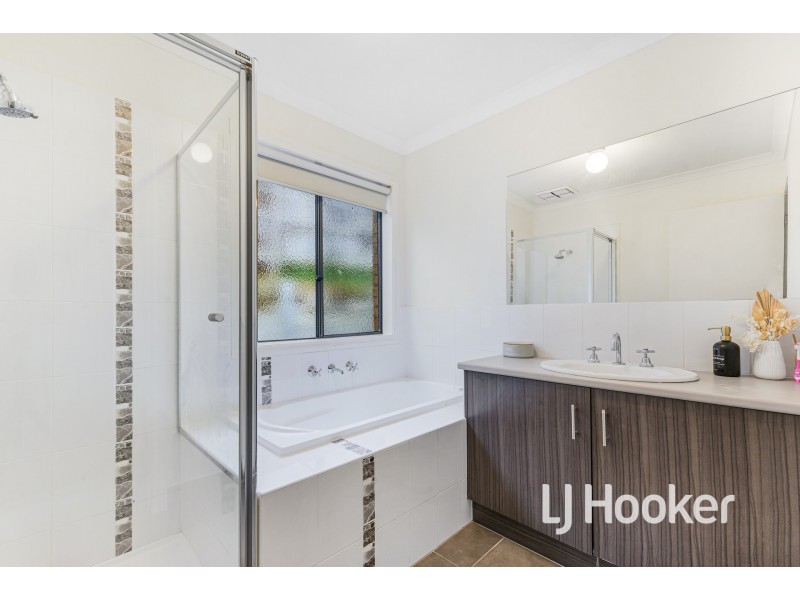 14 McClenaghan Place, Pakenham VIC 3810