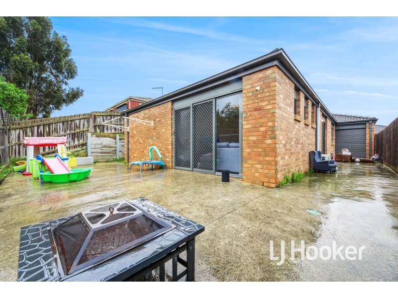14 McClenaghan Place, Pakenham VIC 3810