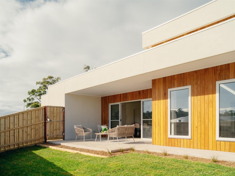 27 Simmental Street, Drouin VIC 3818