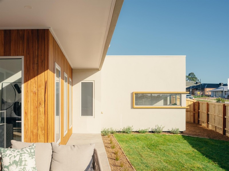 27 Simmental Street, Drouin VIC 3818