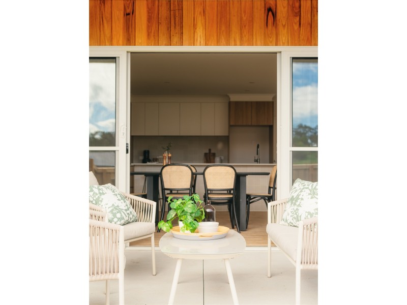 27 Simmental Street, Drouin VIC 3818