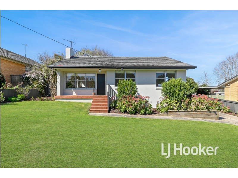 8 Deveney Street, Pakenham VIC 3810