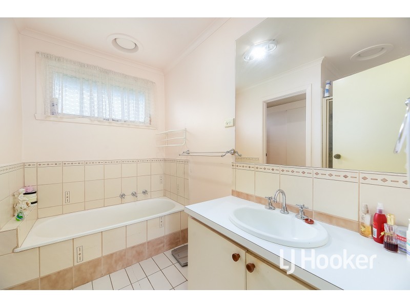 6/4 Guest Road, Pakenham VIC 3810