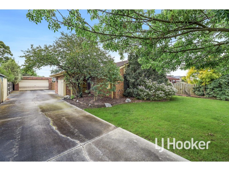 16 Barrington Drive, Pakenham VIC 3810