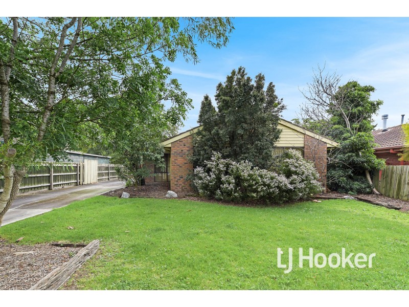 16 Barrington Drive, Pakenham VIC 3810