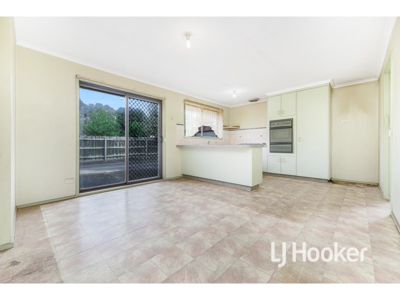 16 Barrington Drive, Pakenham VIC 3810