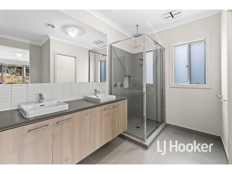 136 Timberline Parkway, Pakenham VIC 3810