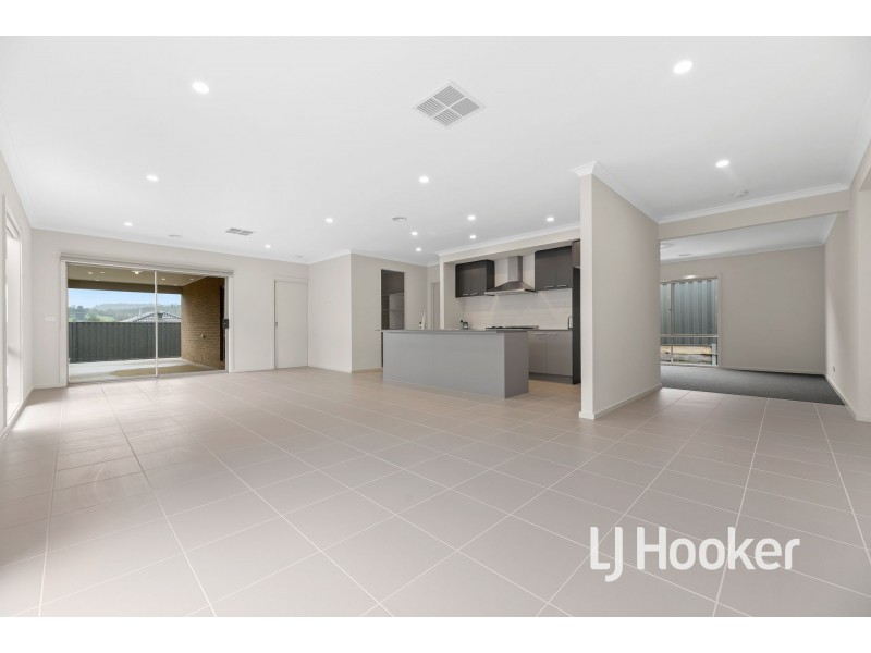 136 Timberline Parkway, Pakenham VIC 3810