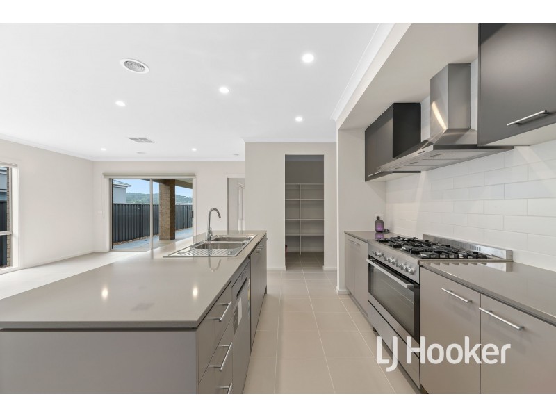 136 Timberline Parkway, Pakenham VIC 3810