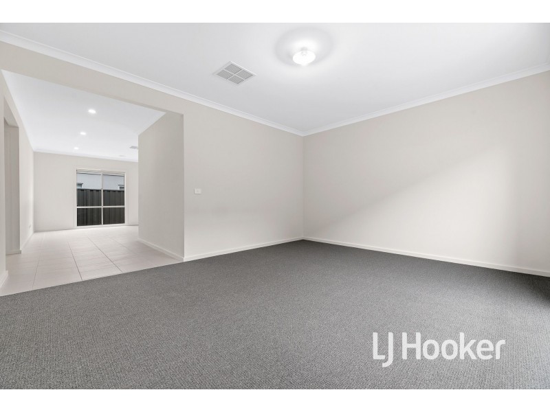 136 Timberline Parkway, Pakenham VIC 3810
