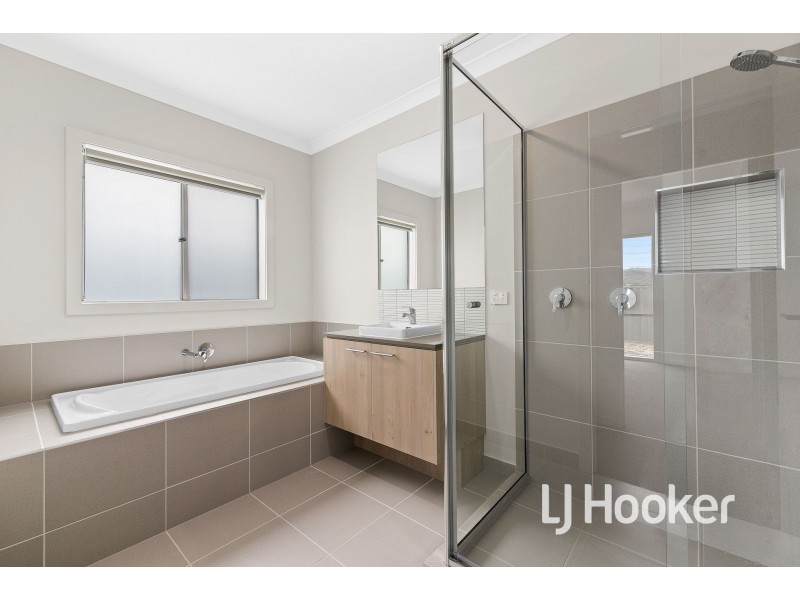 136 Timberline Parkway, Pakenham VIC 3810