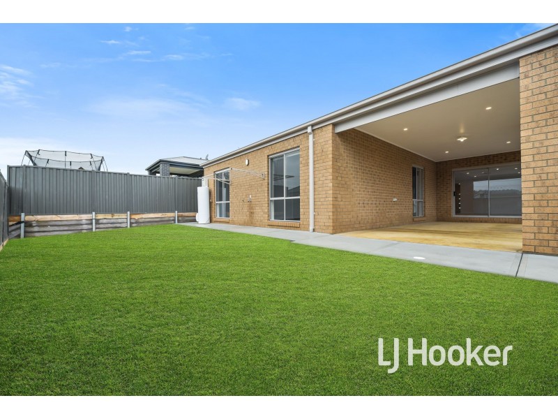 136 Timberline Parkway, Pakenham VIC 3810