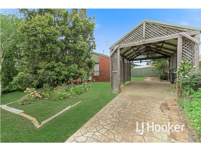 8 Paramount Way, Pakenham VIC 3810
