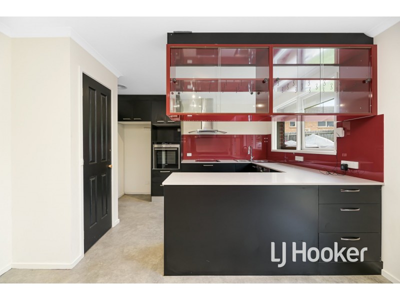 8 Paramount Way, Pakenham VIC 3810